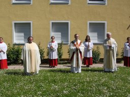Gruppenbild am Pfarrhaus