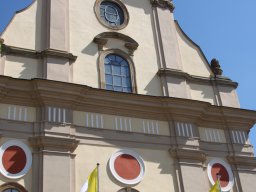 Festlich geschmückte Kirche bei Festtagswetter