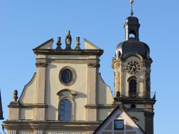 Portalseite der Kirche von außen