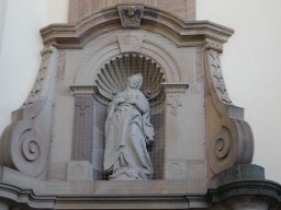 Marienstatue über der Sakristei