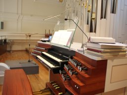 Spieltisch der Orgel
