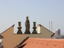 Heiliger Dionysius auf dem Portal von hinten
