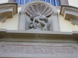 Pietà über dem Portal