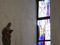 Hl. Hildegard neben einem Buntglasfenster