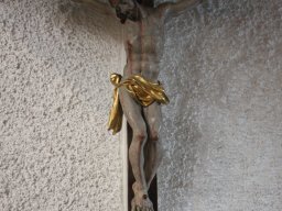 Kreuz beim Taufstein