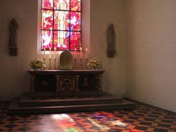 Farbenspiel im Altarraum
