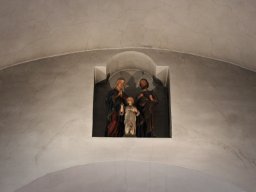 Heilige Familie über dem Chorbogen