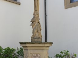 Kreuz vor der Kirche
