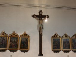 Kreuzweg und Kreuz im Kirchenraum