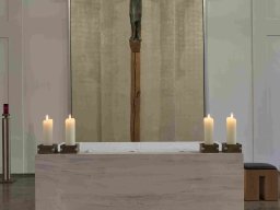 Altar mit Kreuz