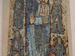 Mosaik links mit der Muttergottes und verschiedenen Heiligen