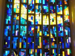 Großes Fenster: Darstellung der Leiden Christi