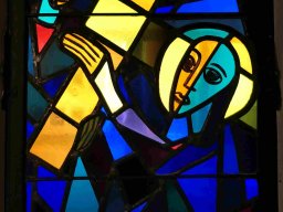 Kreuzwegfenster: 2. Station Jesus nimmt das Kreuz auf seine Schultern