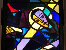 Kreuzwegfenster: 3. Station Jesus fällt unter dem Kreuz