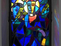 Kreuzwegfenster: 5. Station Simon von Cyrene hilft Jesus
