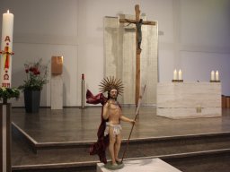 Auferstandener auf dem Taufstein in der Osterzeit