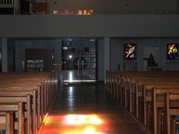 Farbenspiel im Kirchenraum