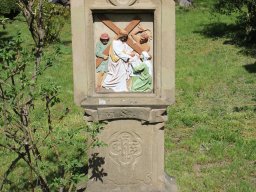 Kreuzwegstation im Garten