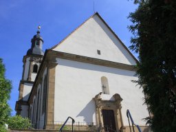 Portalseite der Kirche